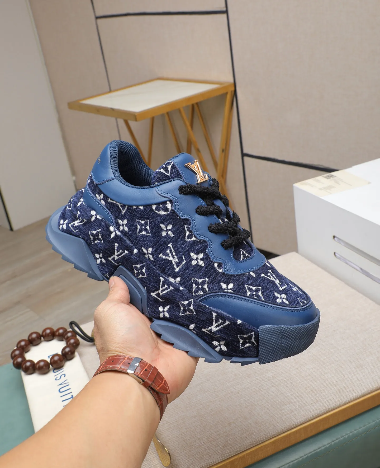 Men's shoes 💰600 LV are novel and fashionable, and the uppers are made of imported cowhide + LV special materials! Super trendy design! It’s eye-catching! The leather is soft, delicate, shiny and translucent, showing the ultimate in pure handcraftsmanship, and the mesh is soft, comfortable and breathable! Size: 39-44 (38 45 customized)